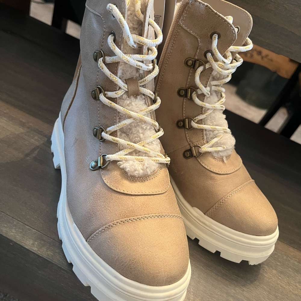 Target girl’s sized 4, “Willa” boot. NWT Faux fur